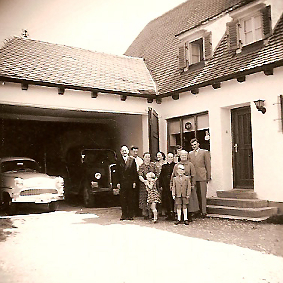 Ladengeschäft in Wolnzach mit den ersten Fahrzeugen